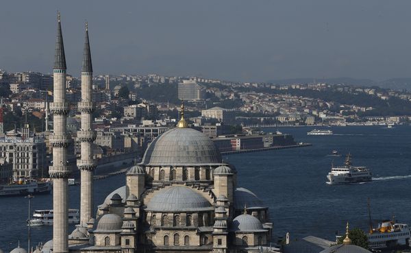 The New Mosque is backdropped by Istanbul's skyline and the Bosporus, Thursday, July 9, 2015 - Sputnik International