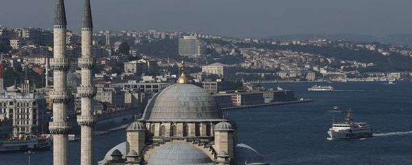 The New Mosque is backdropped by Istanbul's skyline and the Bosporus, Thursday, July 9, 2015 - Sputnik International