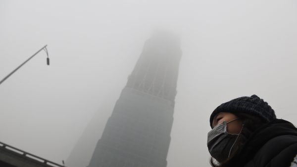 A woman waits for a bus below a skyscraper shrouded in smog on a heavily polluted day in Beijing on December 1, 2015 A woman waits for a bus below a skyscraper shrouded in smog on a heavily polluted day in Beijing on December 1, 2015 - Sputnik International