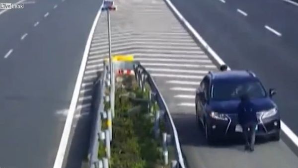 Driver uses passengers to hide his license plate.. - Sputnik International
