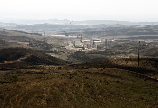 A picture taken on November 25, 2013 shows oil rigs in the Kurdish town of Deriq (al-Malikiyah in Arabic), in the northeastern Hasakeh governorate on the border with Turkey and Iraq A picture taken on November 25, 2013 shows oil rigs in the Kurdish town of Deriq (al-Malikiyah in Arabic), in the northeastern Hasakeh governorate on the border with Turkey and Iraq - Sputnik International