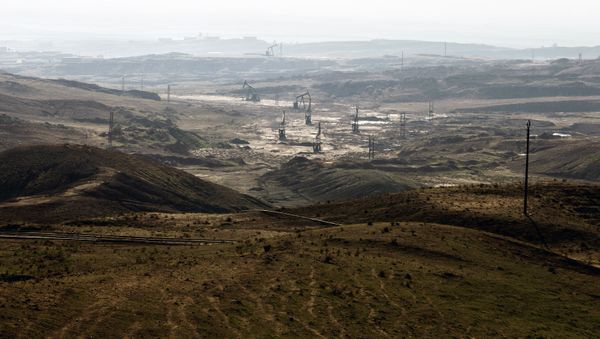 A picture taken on November 25, 2013 shows oil rigs in the Kurdish town of Deriq (al-Malikiyah in Arabic), in the northeastern Hasakeh governorate on the border with Turkey and Iraq A picture taken on November 25, 2013 shows oil rigs in the Kurdish town of Deriq (al-Malikiyah in Arabic), in the northeastern Hasakeh governorate on the border with Turkey and Iraq - Sputnik International