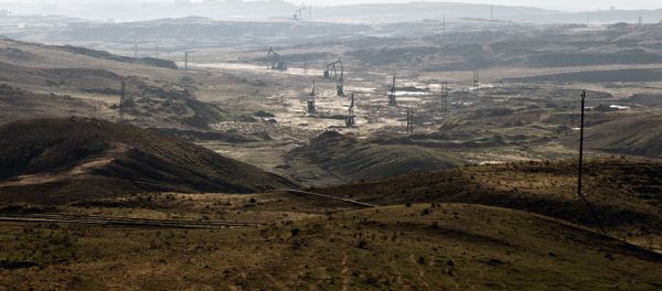 A picture taken on November 25, 2013 shows oil rigs in the Kurdish town of Deriq (al-Malikiyah in Arabic), in the northeastern Hasakeh governorate on the border with Turkey and Iraq - Sputnik International