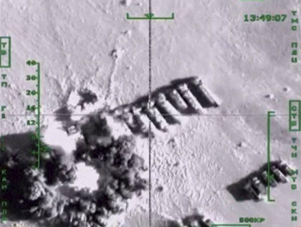 Oil trucks, which, according to Russia's Defence Ministry, are being used by Islamic State militants, are hit by air strikes carried out by Russia's air force, at an unknown location in Syria, in this still image taken from video footage released by Russia's Defence Ministry on November 18, 201 - Sputnik International