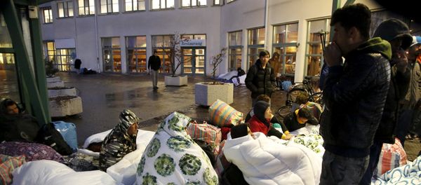 Refugees sleep outside the entrance of the Swedish Migration Agency's arrival center for asylum seekers at Jagersro in Malmo, Sweden, November 20, 2015 - Sputnik International