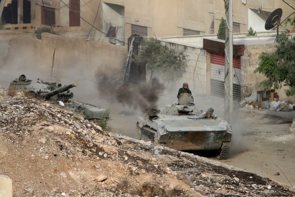 Syrian APC is followed by a tank in Harasta, northeast of Damascus, Syria, Thursday, Oct. 22, 2015 - Sputnik International