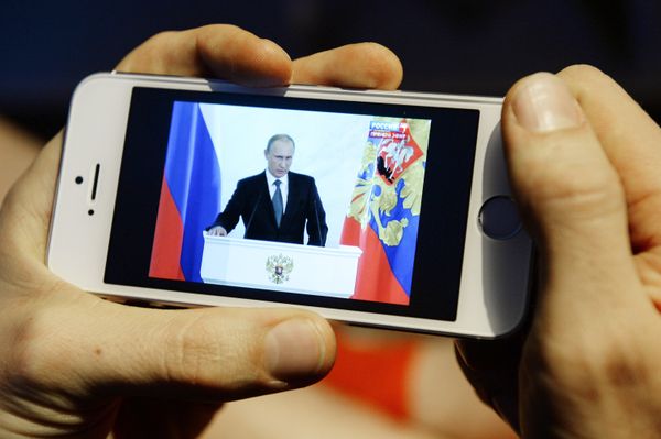 Novosibirsk resident watches the broadcast of Vladimir Putin's annual Presidential Address to Federal Assembly Novosibirsk resident watches the broadcast of Vladimir Putin's annual Presidential Address to Federal Assembly - Sputnik International