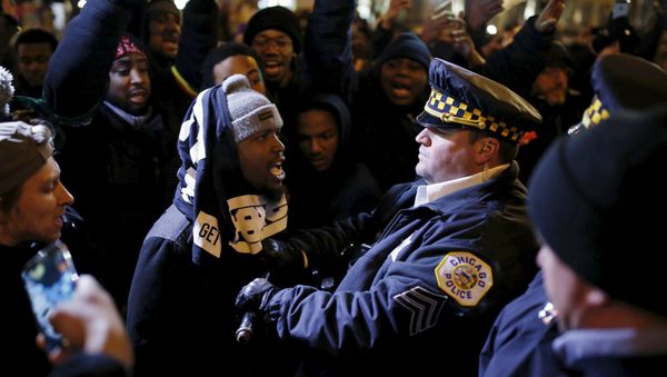 Demonstrators confront police officers during a protest in reaction to the fatal shooting of Laquan McDonald in Chicago, Illinois, November 27, 2015 - Sputnik International
