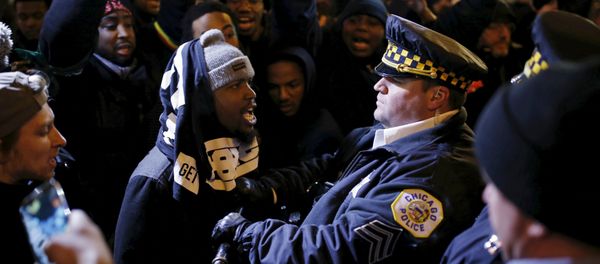 Demonstrators confront police officers during a protest in reaction to the fatal shooting of Laquan McDonald in Chicago, Illinois, November 27, 2015 Demonstrators confront police officers during a protest in reaction to the fatal shooting of Laquan McDonald in Chicago, Illinois, November 27, 2015 - Sputnik International