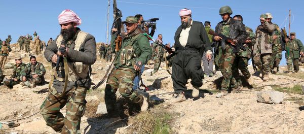 Members of the Kurdish peshmerga forces gather in the town of Sinjar, Iraq November 13, 2015 - Sputnik International