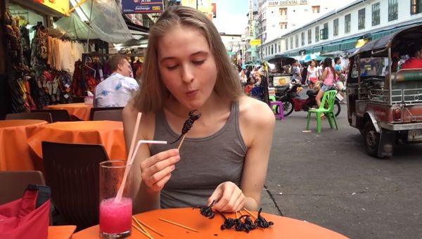 Eating 10 Scorpions - Sputnik International
