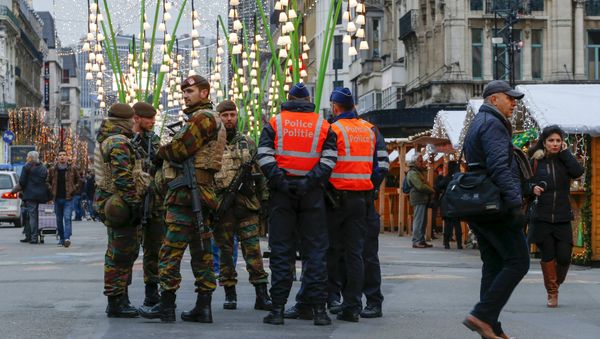 Belgian soldiers and police officers stand guard at Winter Wonders, a Christmas market in central Brussels, Belgium, November 27, 2015, following tight security measures linked to the fatal attacks in Paris Belgian soldiers and police officers stand guard at Winter Wonders, a Christmas market in central Brussels, Belgium, November 27, 2015, following tight security measures linked to the fatal attacks in Paris - Sputnik International