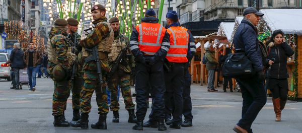 Belgian soldiers and police officers stand guard at Winter Wonders, a Christmas market in central Brussels, Belgium, November 27, 2015, following tight security measures linked to the fatal attacks in Paris - Sputnik International