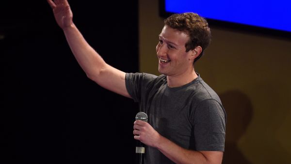 Facebook chief executive and founder Mark Zuckerberg waves to the crowd as he arrives for a 'town-hall' meeting at the Indian Institute of Technology (IIT) in New Delhi on October 28, 2015 - Sputnik International