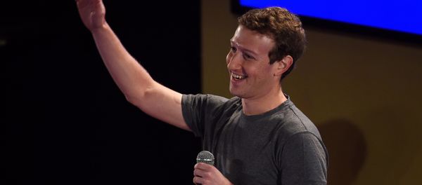 Facebook chief executive and founder Mark Zuckerberg waves to the crowd as he arrives for a 'town-hall' meeting at the Indian Institute of Technology (IIT) in New Delhi on October 28, 2015 Facebook chief executive and founder Mark Zuckerberg waves to the crowd as he arrives for a 'town-hall' meeting at the Indian Institute of Technology (IIT) in New Delhi on October 28, 2015 - Sputnik International