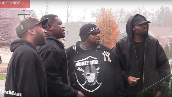 BROTHERS BRING THE HOOD TO THE 'BURBS AT CHRISTMAS - PRANK! - Sputnik International