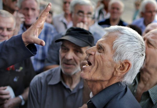 A pensioner argues with an official as he tries to enter a National Bank branch to receive part of his pension in Athens, Greece, July 6, 2015. - Sputnik International
