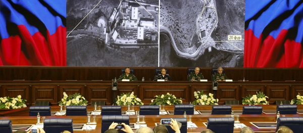 Defence ministry officials sit under screens with satellite images on display during a briefing in Moscow, Russia, December 2, 2015 - Sputnik International