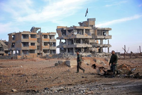 Syrian army soldiers patrol the countryside of Deir Hafer, a former bastion of Daesh, near the northern Syrian city of Aleppo on December 2, 2015 - Sputnik International