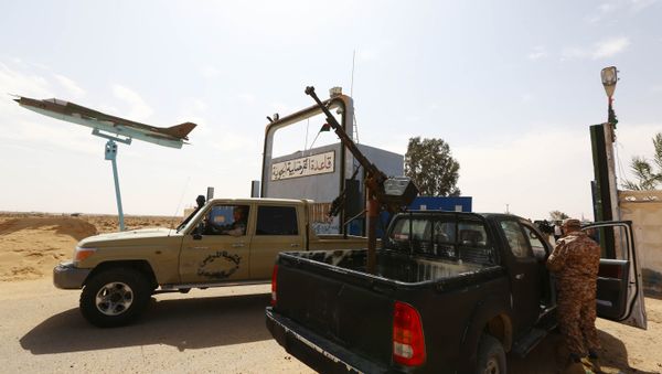 Members of forces loyal to Libya's Islamist-backed parliament General National Congress (GNC) secure the Al-Ghardabiya airbase as they fight Islamic State (IS) group jihadists on the outskirts of Libya's western city of Sirte on March 16, 2015 - Sputnik International