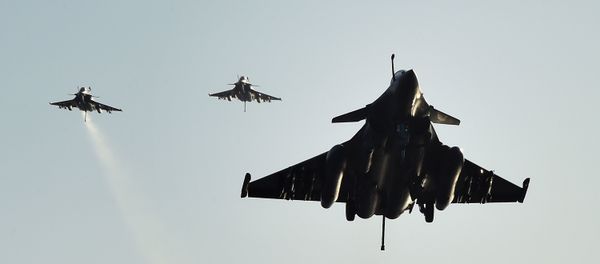 French Rafale fighter aircrafts come back aboard the French Charles-de-Gaulle aircraft carrier, after flights on November 23, 2015 at eastern Mediterranean sea, as part of operation Chammal in Syria and Irak against the Islamic State group French Rafale fighter aircrafts come back aboard the French Charles-de-Gaulle aircraft carrier, after flights on November 23, 2015 at eastern Mediterranean sea, as part of operation Chammal in Syria and Irak against the Islamic State group - Sputnik International