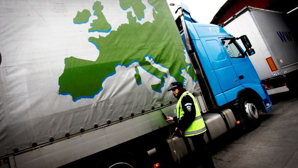 n the photo taken Thursday Jan. 20, 2011 a Bulgarian border policeman checks the levels of oxygen in the truck to show if there are illegally transported inside, at the Kapitan Andreevo border crossing point between Bulgaria and Turkey. - Sputnik International
