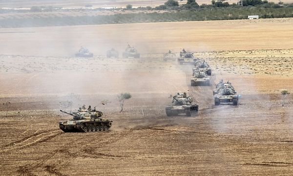 Turkish army tanks take position near the Syrian border on September 29, 2014 in Suruc after three mortars hit the Turkish side. Turkish army tanks take position near the Syrian border on September 29, 2014 in Suruc after three mortars hit the Turkish side. - Sputnik International