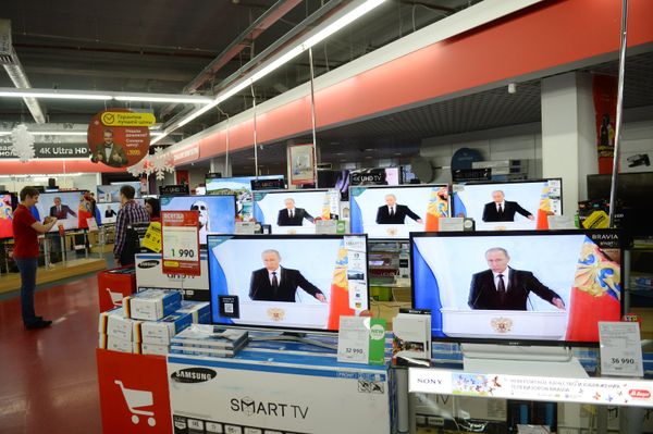 The live broadcast of Russian President Vladimir Putin's Presidential Address to the Federal Assembly at an M.Video electronics store in Moscow - Sputnik International