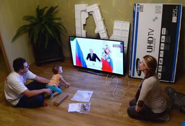 A young family in Vladivostok watches the live broadcast of Russian President Vladimir Putin's Presidential Address to the Federal Assembly - Sputnik International