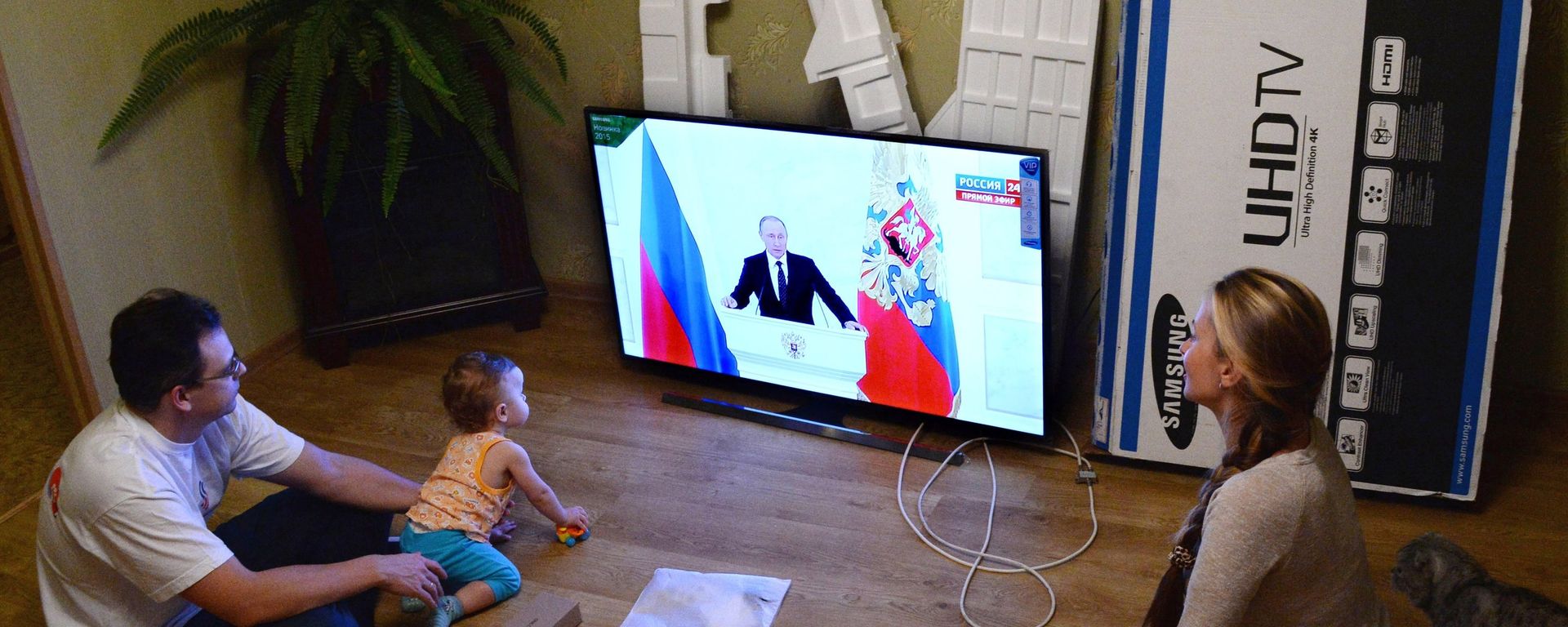 A young family in Vladivostok watches the live broadcast of Russian President Vladimir Putin's Presidential Address to the Federal Assembly A young family in Vladivostok watches the live broadcast of Russian President Vladimir Putin's Presidential Address to the Federal Assembly - Sputnik International, 1920, 14.10.2021
