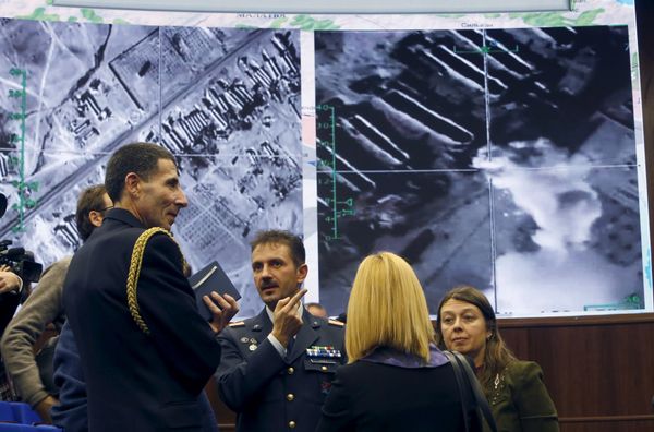 Military attaches and journalists talk after a Russian Defence Ministry briefing in Moscow, Russia, December 2, 2015 - Sputnik International
