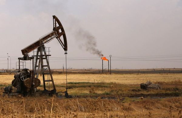 US ‘Plundering’ Syrian Oil to ‘Send to Israel’, Claims US Ex-Diplomat - Sputnik International