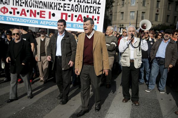 Greek pensioners shout slogans during an anti-austerity demonstration marking a 24-hour strike in Athens, Greece, December 3, 2015 - Sputnik International