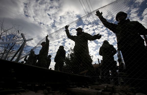 Macedonian Army engineers build a fence on the border line between Macedonia and Greece, near southern Macedonian town of Gevgelija, Sunday, Nov. 29, 2015. Macedonian Army engineers build a fence on the border line between Macedonia and Greece, near southern Macedonian town of Gevgelija, Sunday, Nov. 29, 2015. - Sputnik International