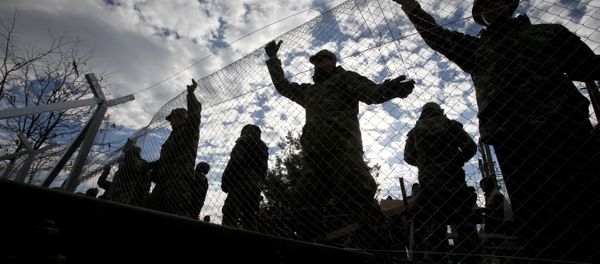 Macedonian Army engineers build a fence on the border line between Macedonia and Greece, near southern Macedonian town of Gevgelija, Sunday, Nov. 29, 2015. - Sputnik International