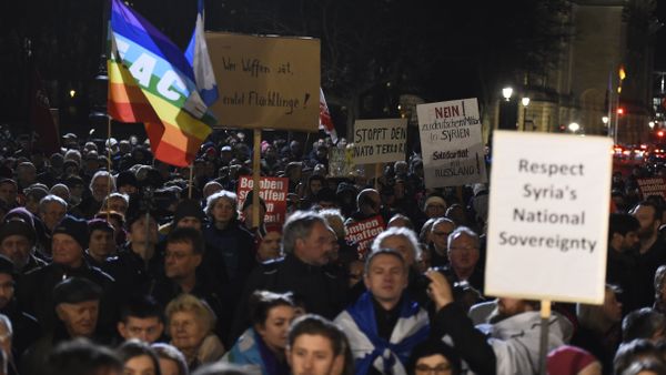 People gather in front of the Brandenburg Gate in Berlin on December 3, 2015 People gather in front of the Brandenburg Gate in Berlin on December 3, 2015 - Sputnik International