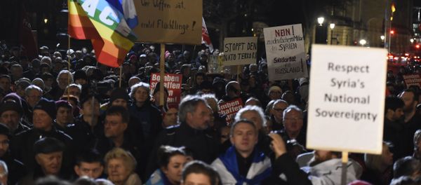 People gather in front of the Brandenburg Gate in Berlin on December 3, 2015 People gather in front of the Brandenburg Gate in Berlin on December 3, 2015 - Sputnik International