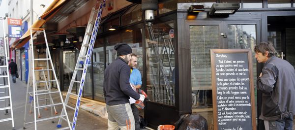 Men work on the shop front of the cafe La Bonne Biere, one of the establishments targeted during the November Paris attacks, in Paris, Thursday, Dec. 3, 2015. Men work on the shop front of the cafe La Bonne Biere, one of the establishments targeted during the November Paris attacks, in Paris, Thursday, Dec. 3, 2015. - Sputnik International