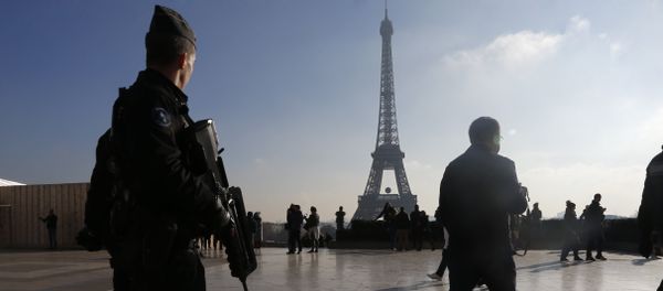 French police officers patrol near the Eiffel Tower, in Paris, Monday Nov. 23, 2015. - Sputnik International