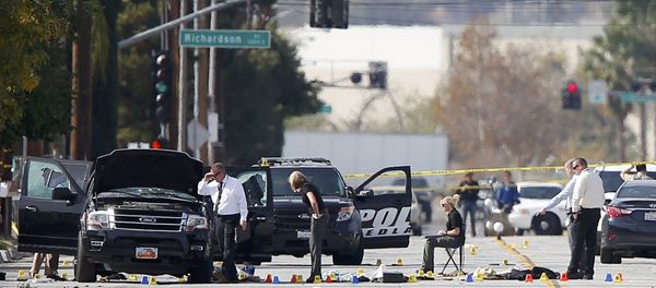 Police and Sheriff's Office Crime Scene Iinvestigators examine evidence at the scene of the investigation around an SUV where two suspects were shot by police following a mass shooting in San Bernardino, California December 3, 2015. - Sputnik International