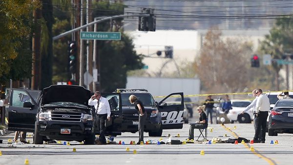 Police and Sheriff's Office Crime Scene Iinvestigators examine evidence at the scene of the investigation around an SUV where two suspects were shot by police following a mass shooting in San Bernardino, California December 3, 2015. Police and Sheriff's Office Crime Scene Iinvestigators examine evidence at the scene of the investigation around an SUV where two suspects were shot by police following a mass shooting in San Bernardino, California December 3, 2015. - Sputnik International