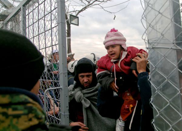 A migrant is child carried into Macedonia, near the southern Macedonian town of Gevgelija, Friday, Dec. 4, 2015. A migrant is child carried into Macedonia, near the southern Macedonian town of Gevgelija, Friday, Dec. 4, 2015. - Sputnik International