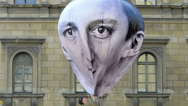 Activists inflate a balloon with face of Britain's Prime Minister David Cameron on June 5, 2015 in Munich, southern Germany. Activists inflate a balloon with face of Britain's Prime Minister David Cameron on June 5, 2015 in Munich, southern Germany. - Sputnik International