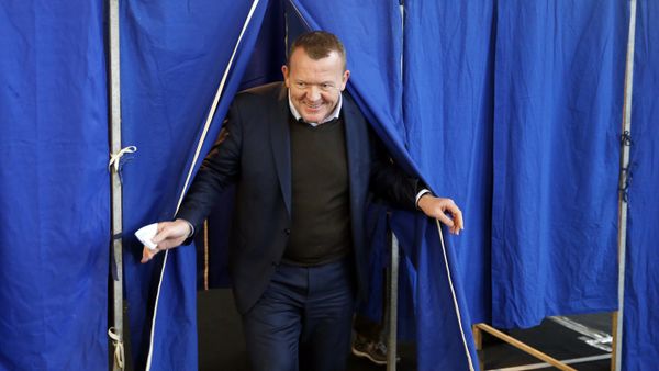 Danish Prime Minister Lars Loekke Rasmussen leaves the voting booth, Thursday Dec. 3. 2015 at a nschool in Copenhagen, Denmark Thursday Dec. 3. 2015. - Sputnik International
