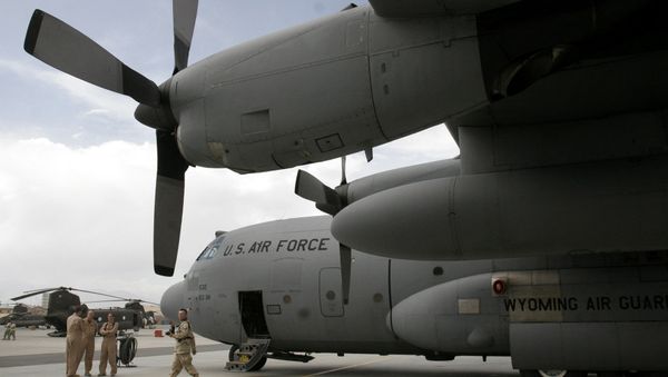 U.S. soldiers are seen near a U.S. air force plane on the runway at the main U.S. air base in Bagram, Afghanistan. (File) - Sputnik International