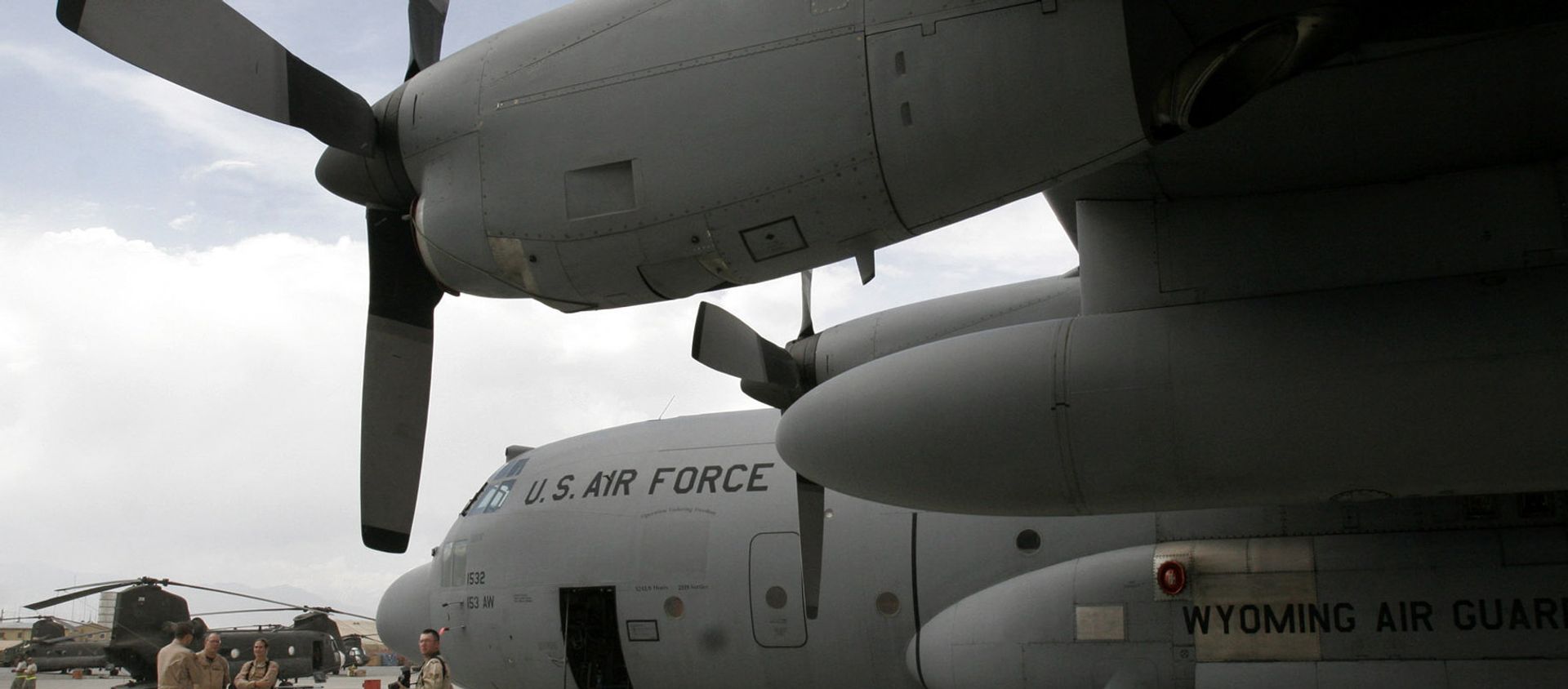 U.S. soldiers are seen near a U.S. air force plane on the runway at the main U.S. air base in Bagram, Afghanistan. (File) - Sputnik International, 1920, 31.07.2021
