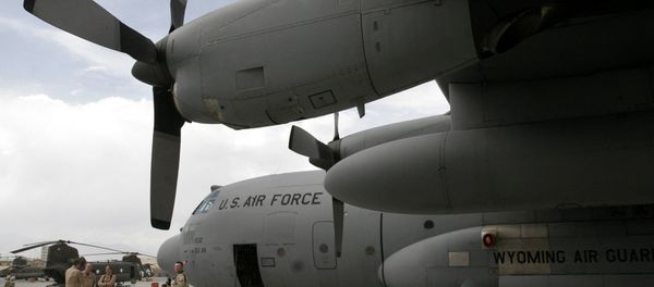 U.S. soldiers are seen near a U.S. air force plane on the runway at the main U.S. air base in Bagram, Afghanistan. (File) - Sputnik International