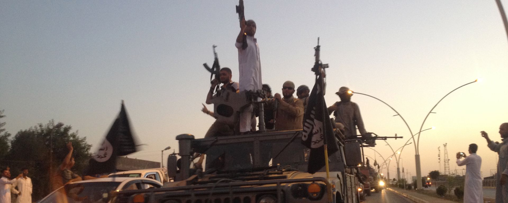 Fighters of the al-Qaida-inspired Islamic State of Iraq and the Levant (ISIL) parade in a commandeered Iraqi security forces armored vehicle down a main road at the northern city of Mosul, Iraq. (File) Fighters of the al-Qaida-inspired Islamic State of Iraq and the Levant (ISIL) parade in a commandeered Iraqi security forces armored vehicle down a main road at the northern city of Mosul, Iraq. (File) - Sputnik International, 1920, 13.02.2023