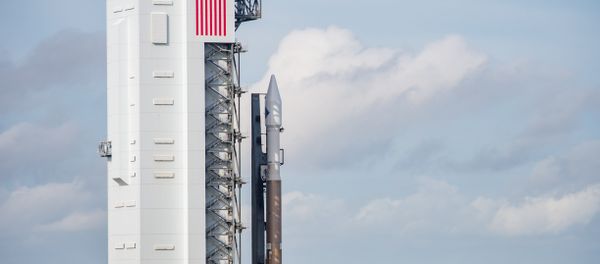 The United Launch Alliance Atlas V rocket with Orbital ATK’s Cygnus spacecraft onboard is seen shortly after Launch Complex 41 Vertical Integration Facility on December 2, 2015 - Sputnik International