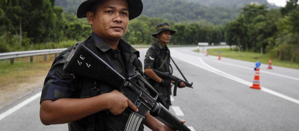 Malaysian Police stands guard at the Malaysia-Thailand border. - Sputnik International